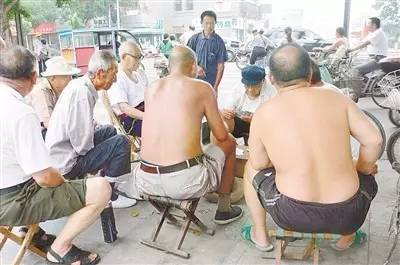 一到夏天就脱掉上衣的“膀爷”,曾是北京一道“亮丽的风景线”